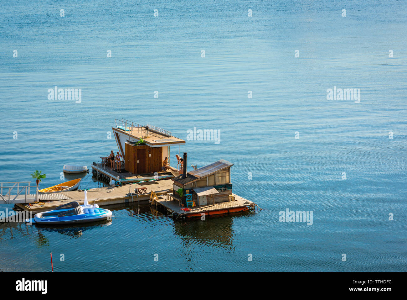 Fjord de Norvège, vue en été d'un sauna flottant situé le long de la plage d'Oslofjord dans le port d'Oslo, Norvège. Banque D'Images