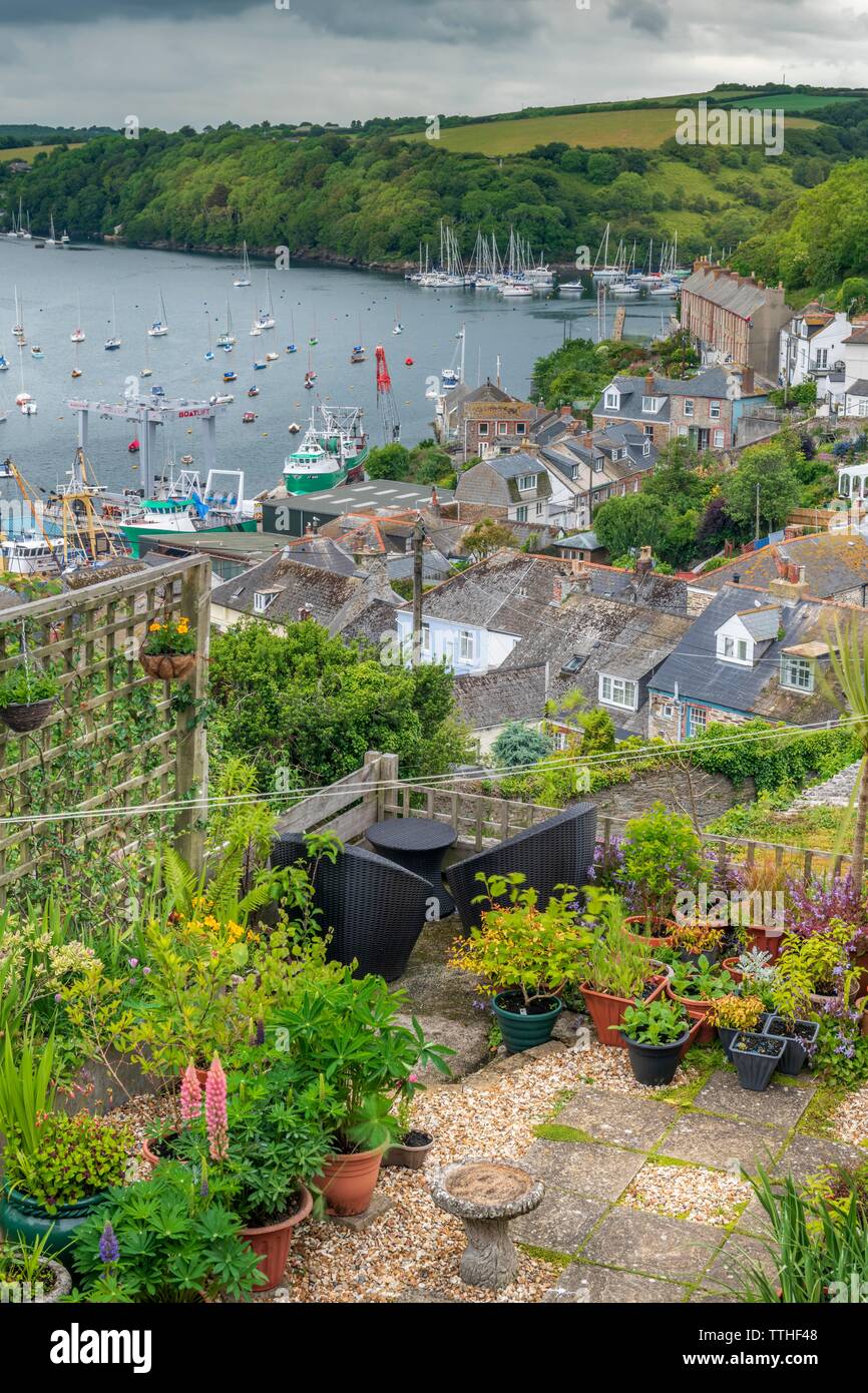 Un joli jardin avec vue sur le port très animé dans le pittoresque village de Cornouailles Polruan, avec la destination touristique populaire de Fowey sur l'opposition Banque D'Images