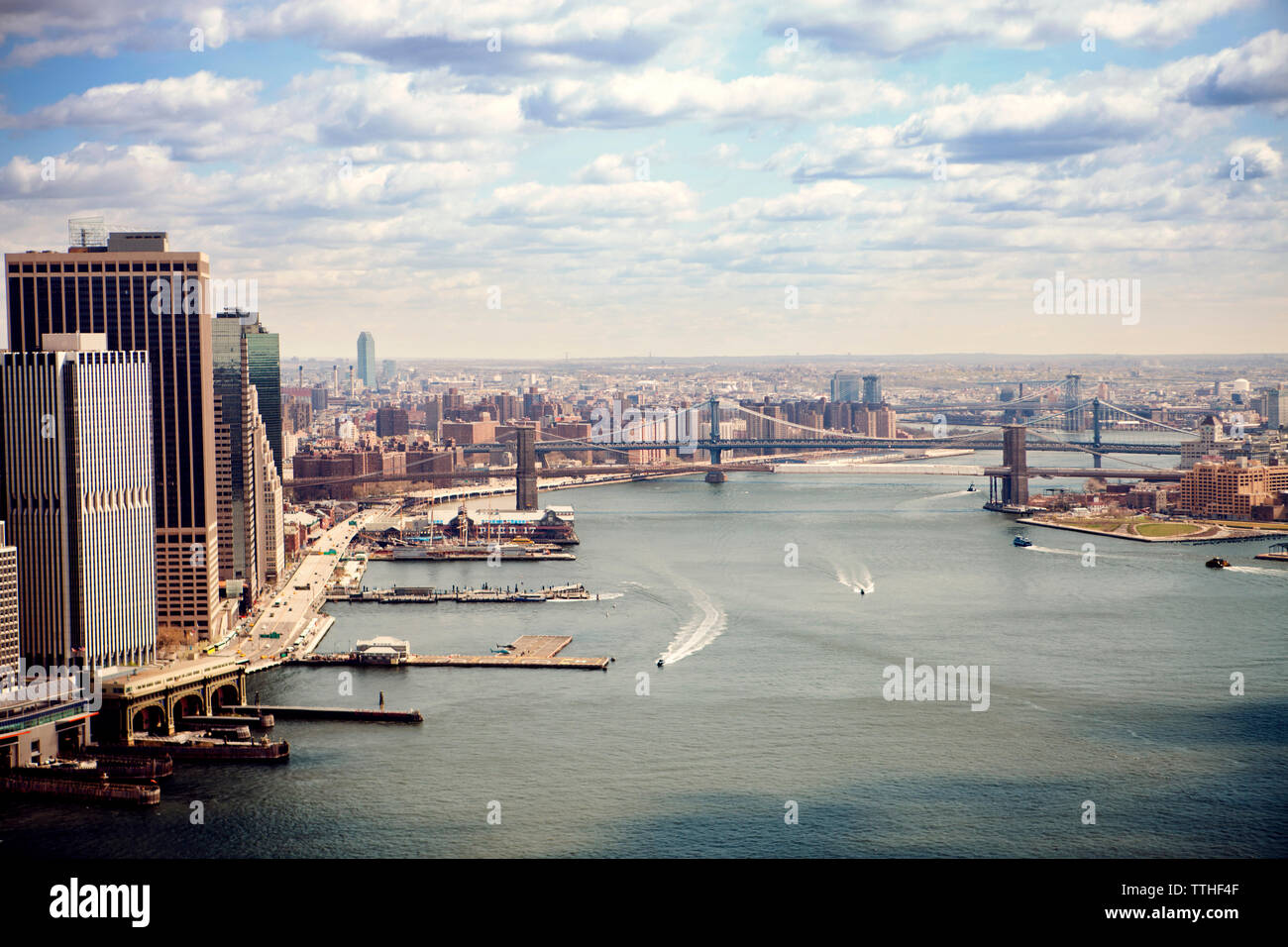 Ponts sur l'East River par cityscape against sky Banque D'Images