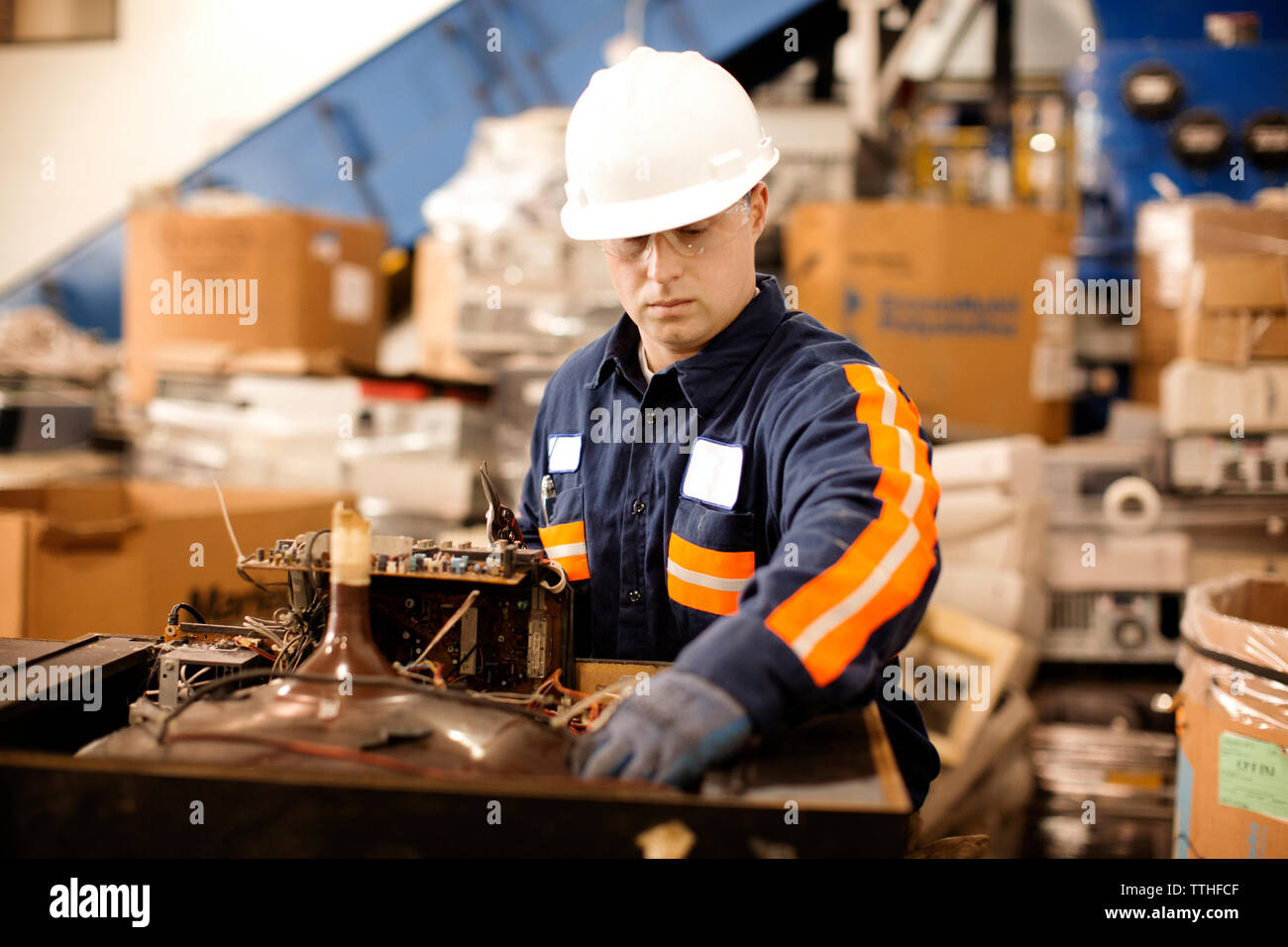 Travailleur homme contrôle équipements électriques dans l'usine de recyclage Banque D'Images
