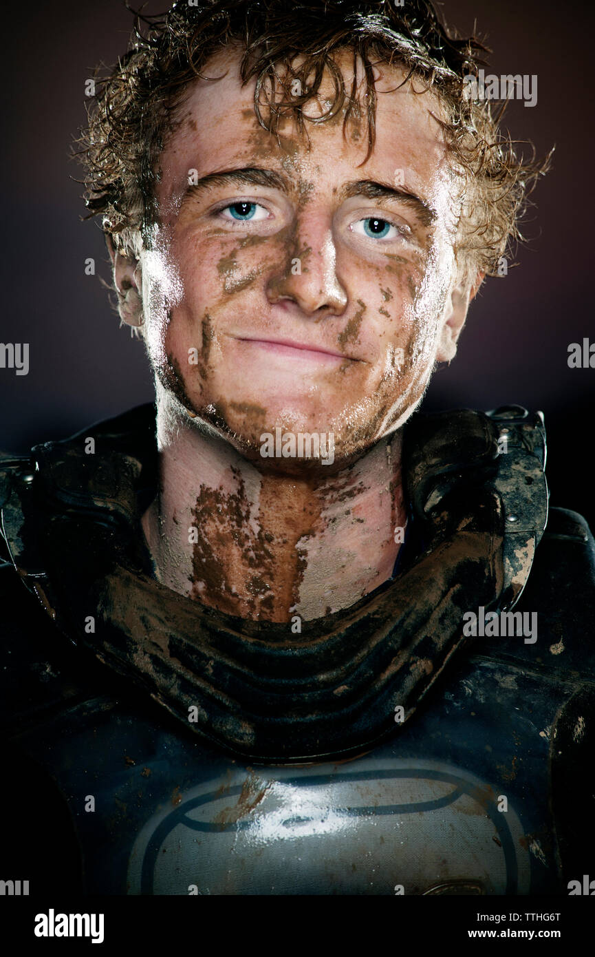 Close-up portrait of dirt biker avec messy face Banque D'Images