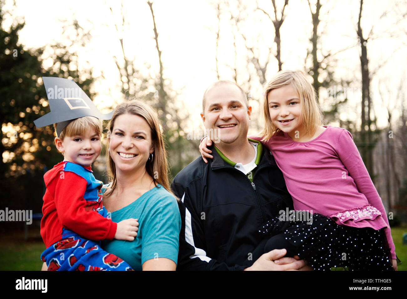 Portrait de famille heureuse dans la cour pendant le jour de la Saint Patrick Banque D'Images