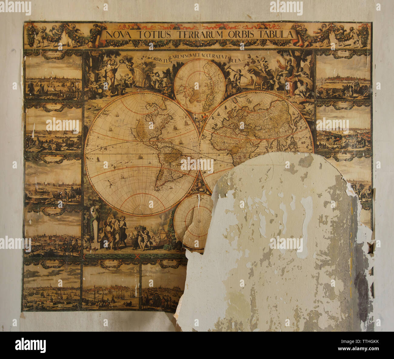 Carte du monde dans l'une des chambres abandonnées du Palais (Desfourský Desfours palác) à Nové Město (Nouvelle ville) à Prague, République tchèque. Le Palais Desfours Desfours autrefois propriété de la famille Walderode et abandonnés pour quelques dernières décennies était ouvert au public pendant les Portes Ouvertes Festival de Prague les 18 et 19 mai 2019. Banque D'Images