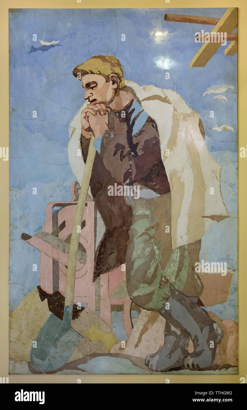 Travailleur de la construction tchécoslovaque représentée dans le panneau en stuc vénitien artistes tchèque Josef Novák et Stanislav Ullman sur le grand escalier de l'hôtel dans le quartier de Dejvice à International à Prague, en République tchèque. L'hôtel inspirée de l'architecture stalinienne soviétique a été conçu par l'architecte tchèque František Jeřábek et construit en 1952-1956. Banque D'Images