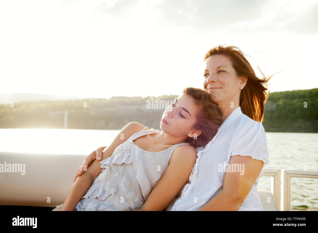 Mère et fille se détendre en bateau sur le lac Banque D'Images