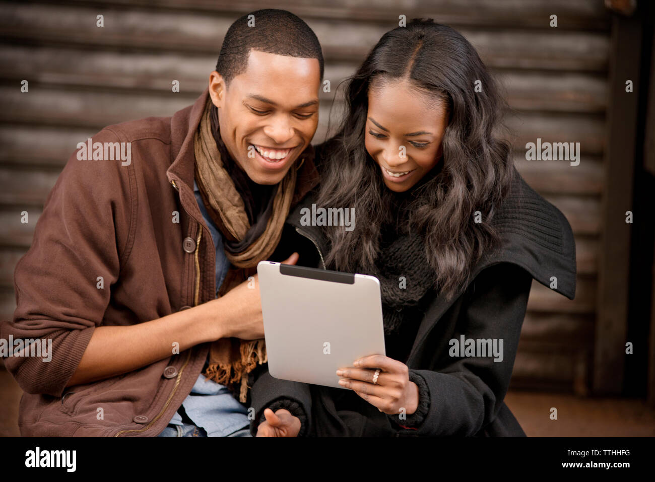Happy couple looking at digital tablet Banque D'Images