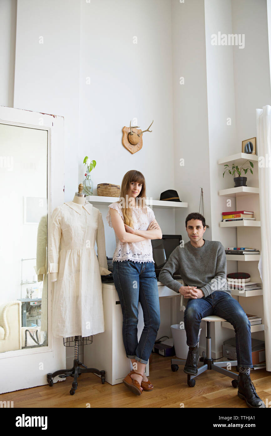 Portrait of male and female fashion designer in studio Banque D'Images