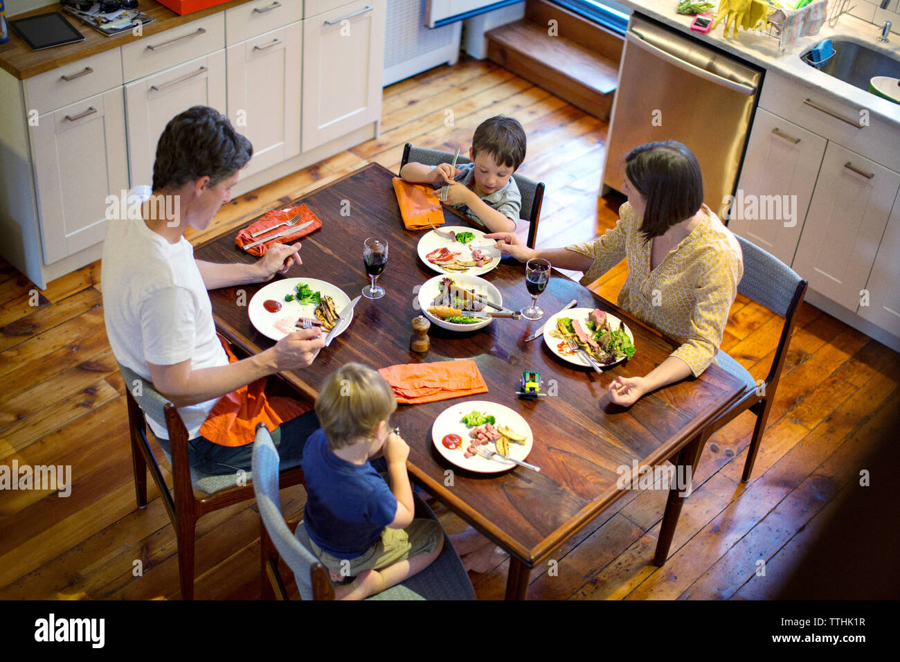 Famille A La Table A Manger Banque De Photographies Et D images Haute famille-a-la-table-a-manger-banque-de-photographies-et-d-images-haute