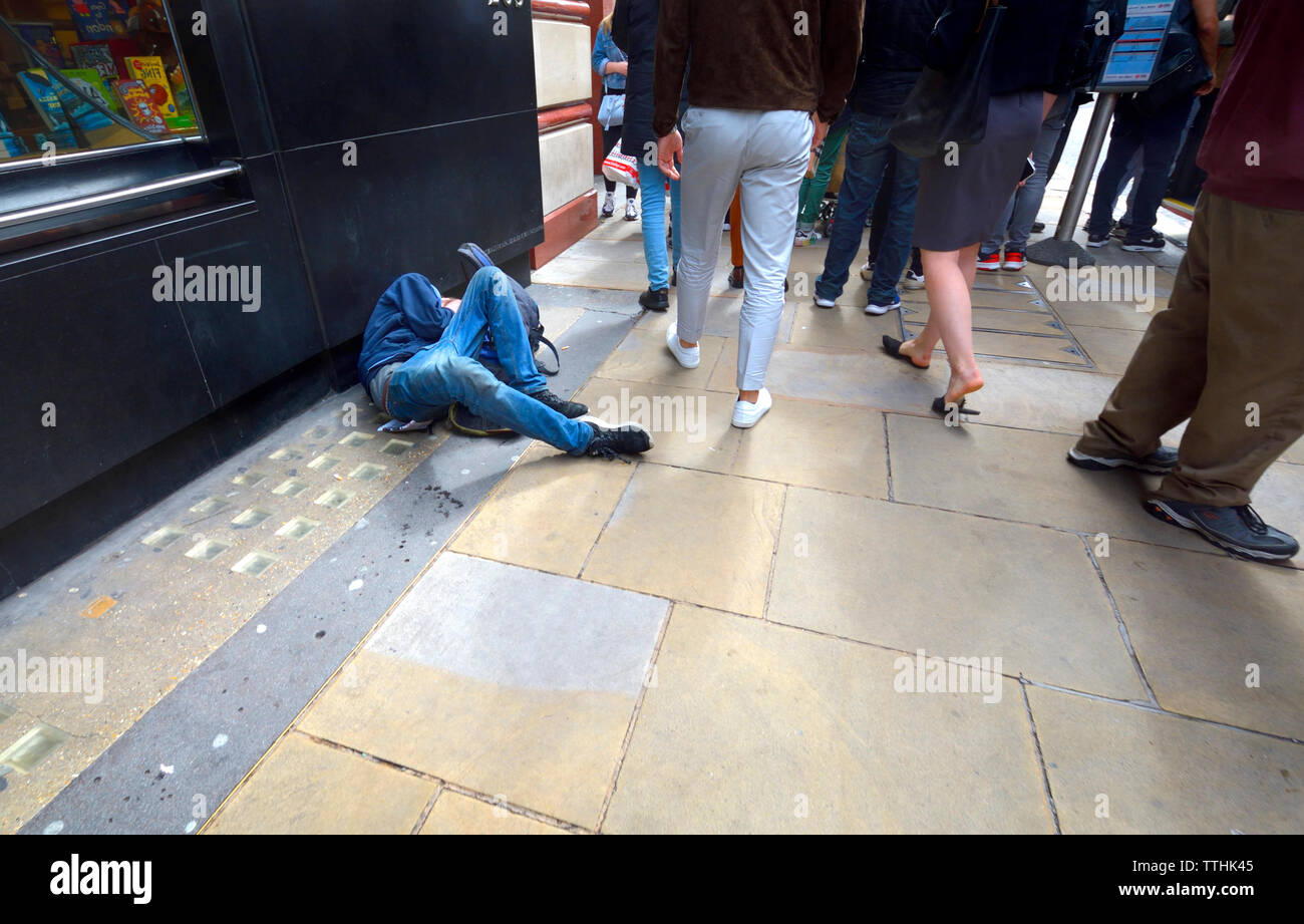 Londres, Angleterre, Royaume-Uni. Sans-abri endormi dans Piccadilly Banque D'Images