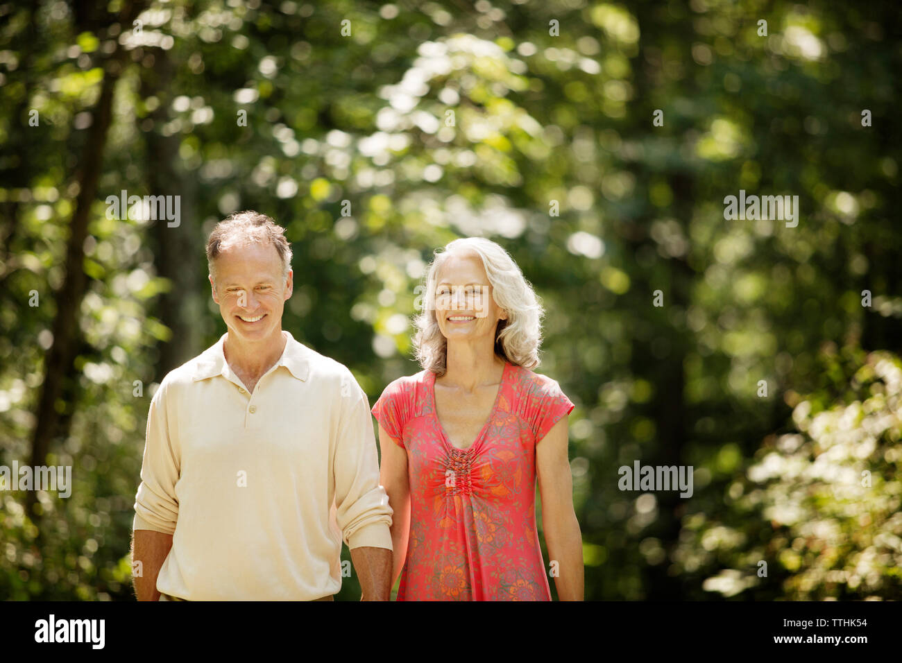 Happy senior couple walking in park Banque D'Images