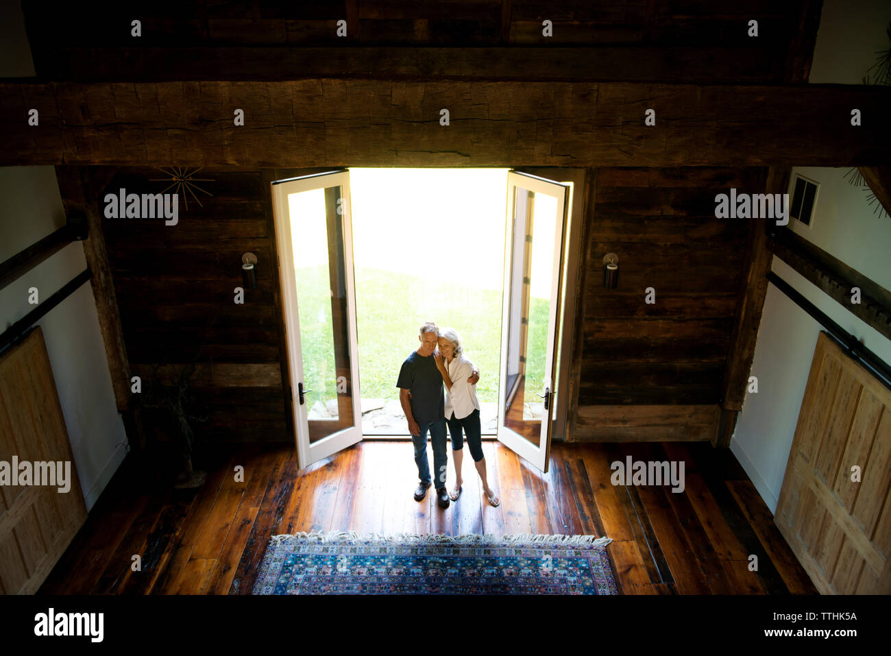 High angle view of senior couple standing in barn Banque D'Images High angle view of senior couple standing in barn Banque D'Images