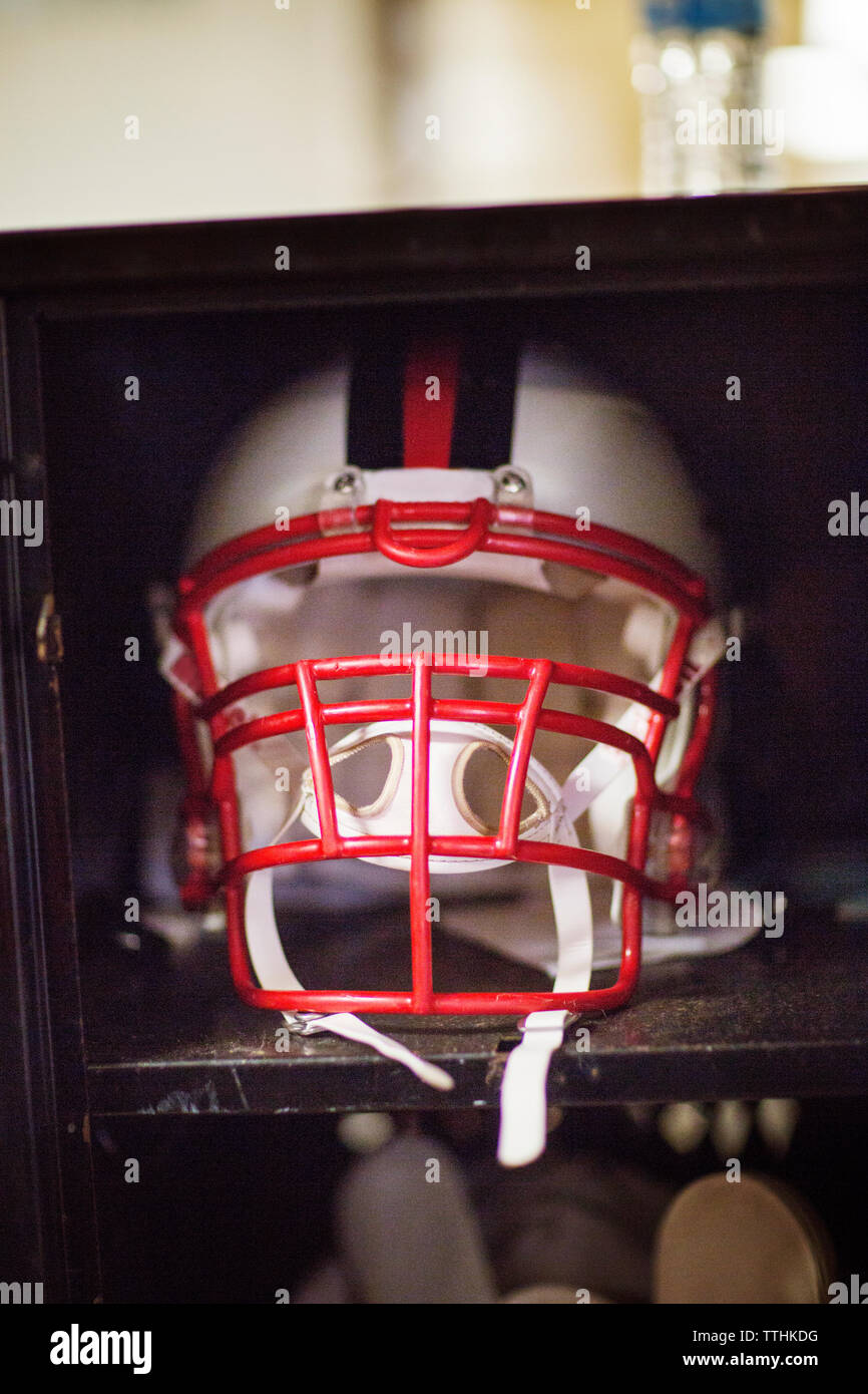 Close-up of sports casque sur plateau en bois Banque D'Images
