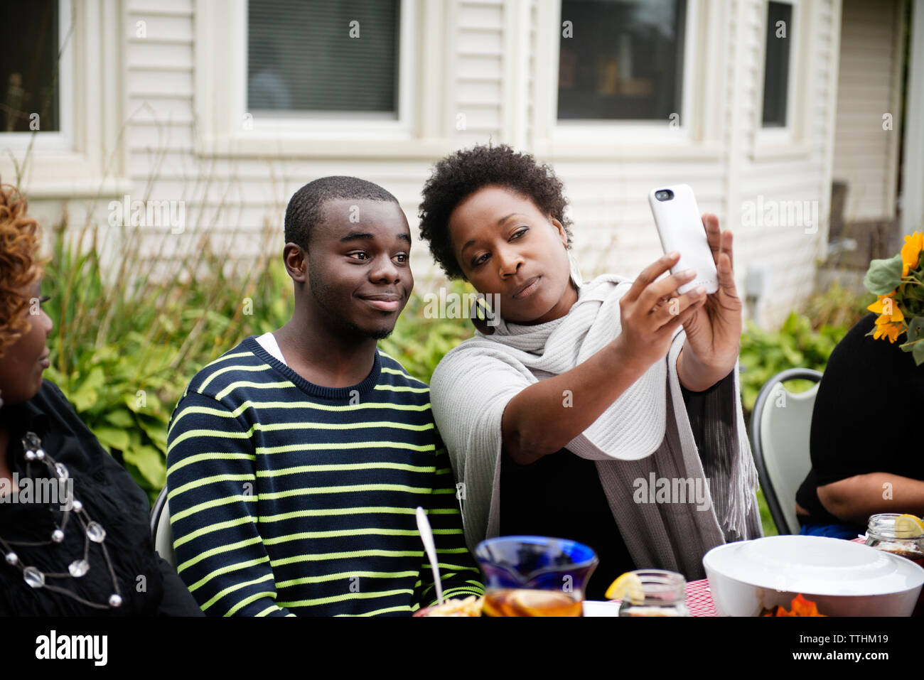 Mère et fils en cliquant sur une table de pique-nique à selfies Banque D'Images