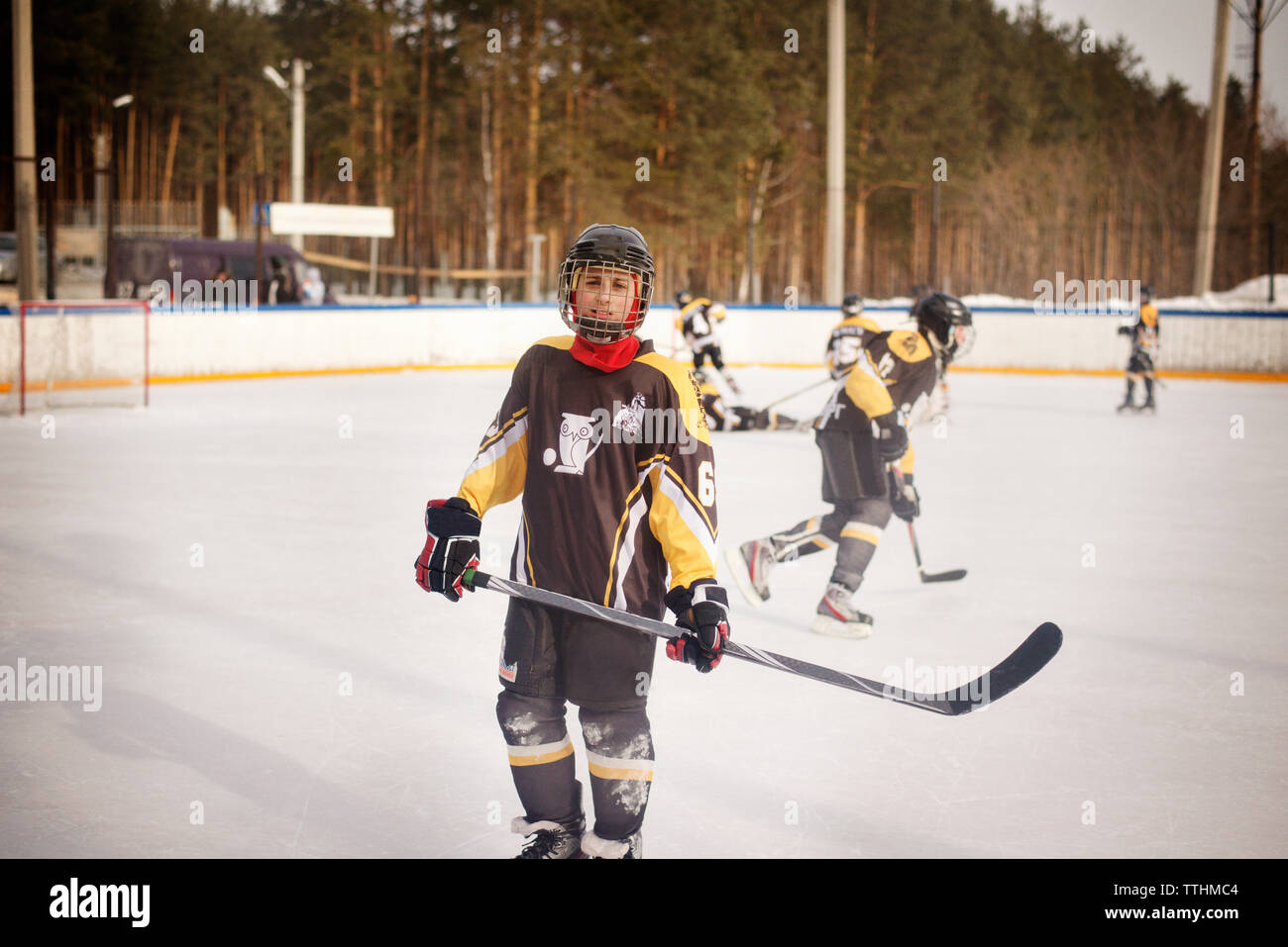 Portrait de joueur tenant le bâton de hockey sur glace en se tenant sur le rink Banque D'Images