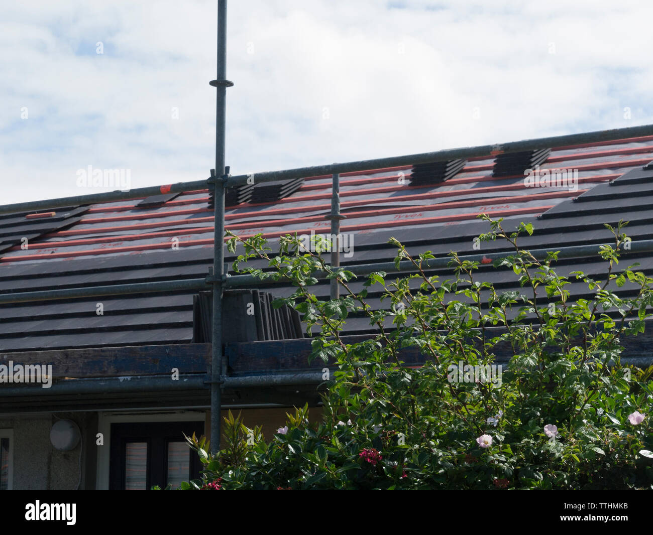 L'autorité locale ayant des propriétés résident âgé un énorme cher makeover y compris le renouvellement de la toiture Banque D'Images