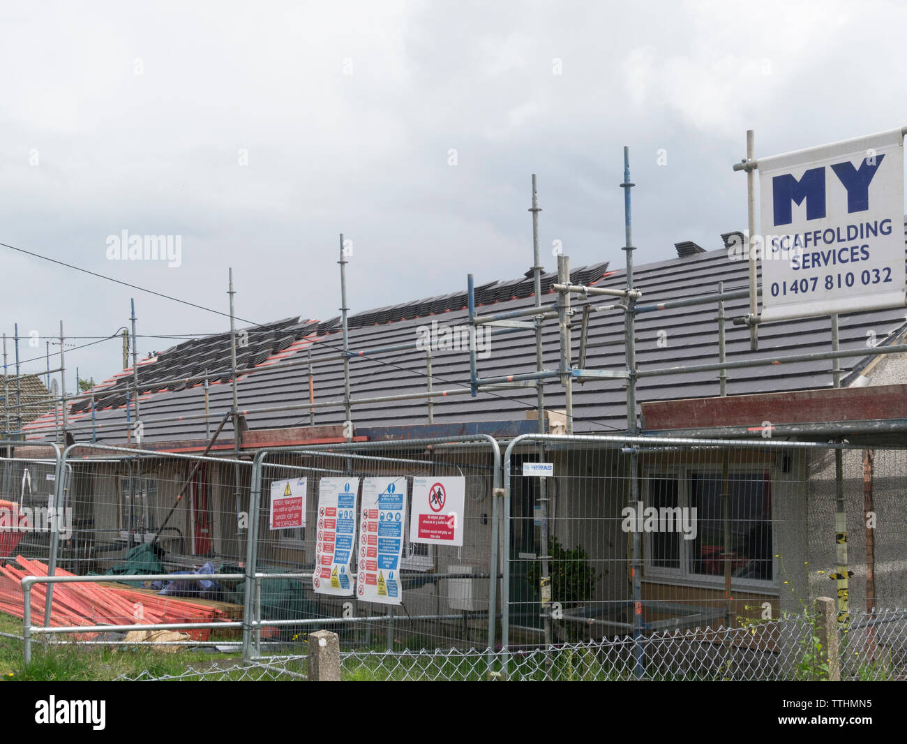 L'autorité locale ayant des propriétés résident âgé un énorme cher makeover y compris le renouvellement de la toiture Banque D'Images