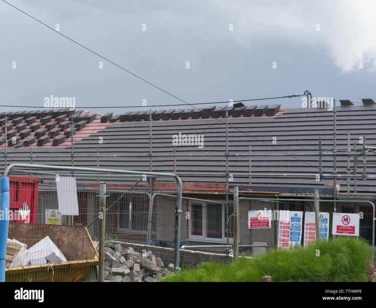 L'autorité locale ayant des propriétés résident âgé un énorme cher makeover y compris le renouvellement de la toiture Banque D'Images