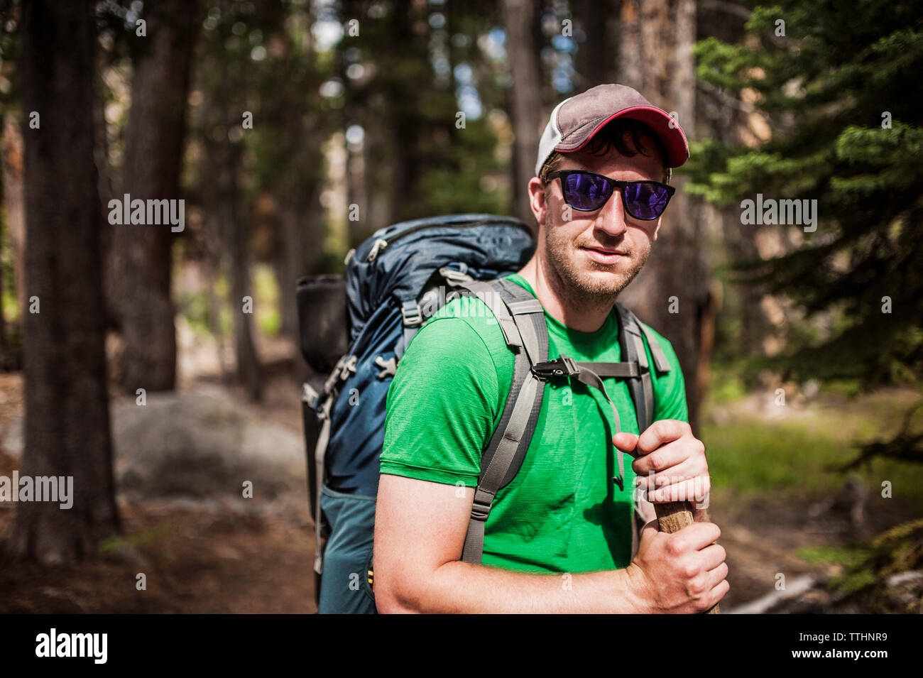 Close-up of man with backpack in forest Banque D'Images