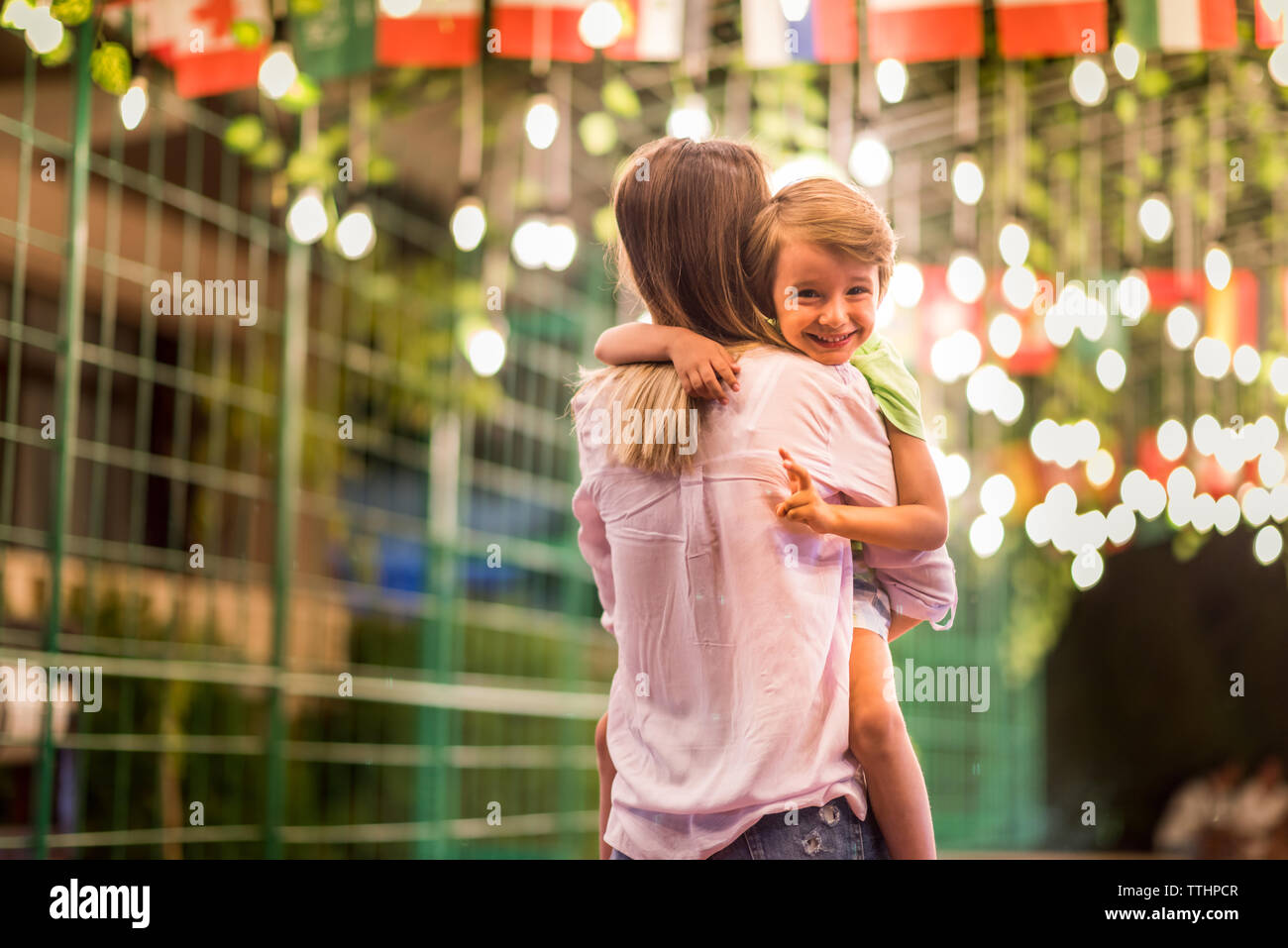 La plus belle et pure émotion dans le monde, c'est quand l'enfant est dans les bras de la mère, de cette femme qui toujours prend soin de lui, qui prend soin de Banque D'Images