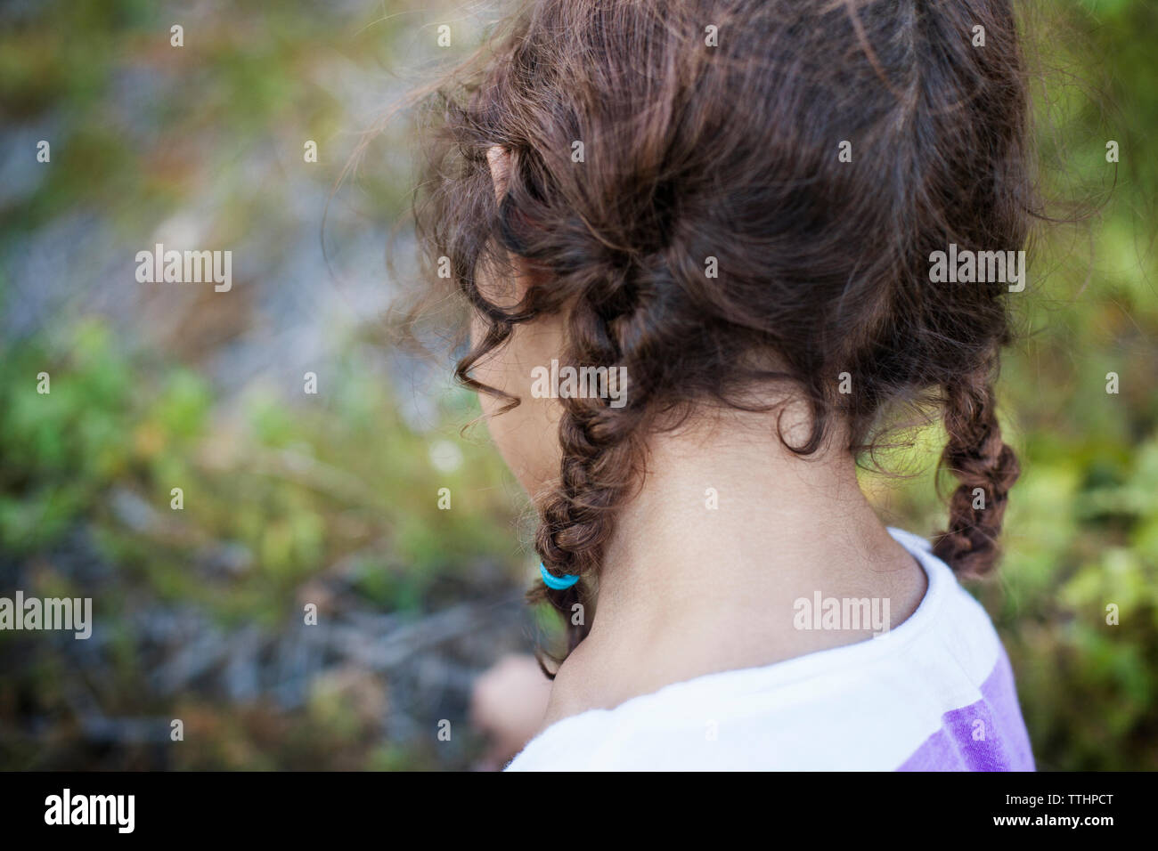 Vue arrière du girl sur le terrain Banque D'Images