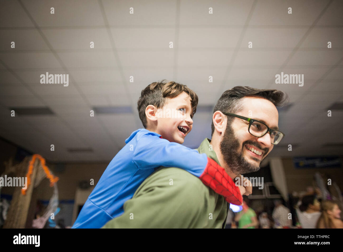 Cheerful père fils de ferroutage Banque D'Images