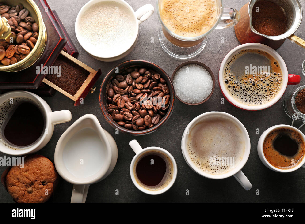 Différents types de café dans des gobelets sur la table sombre, vue du dessus Banque D'Images