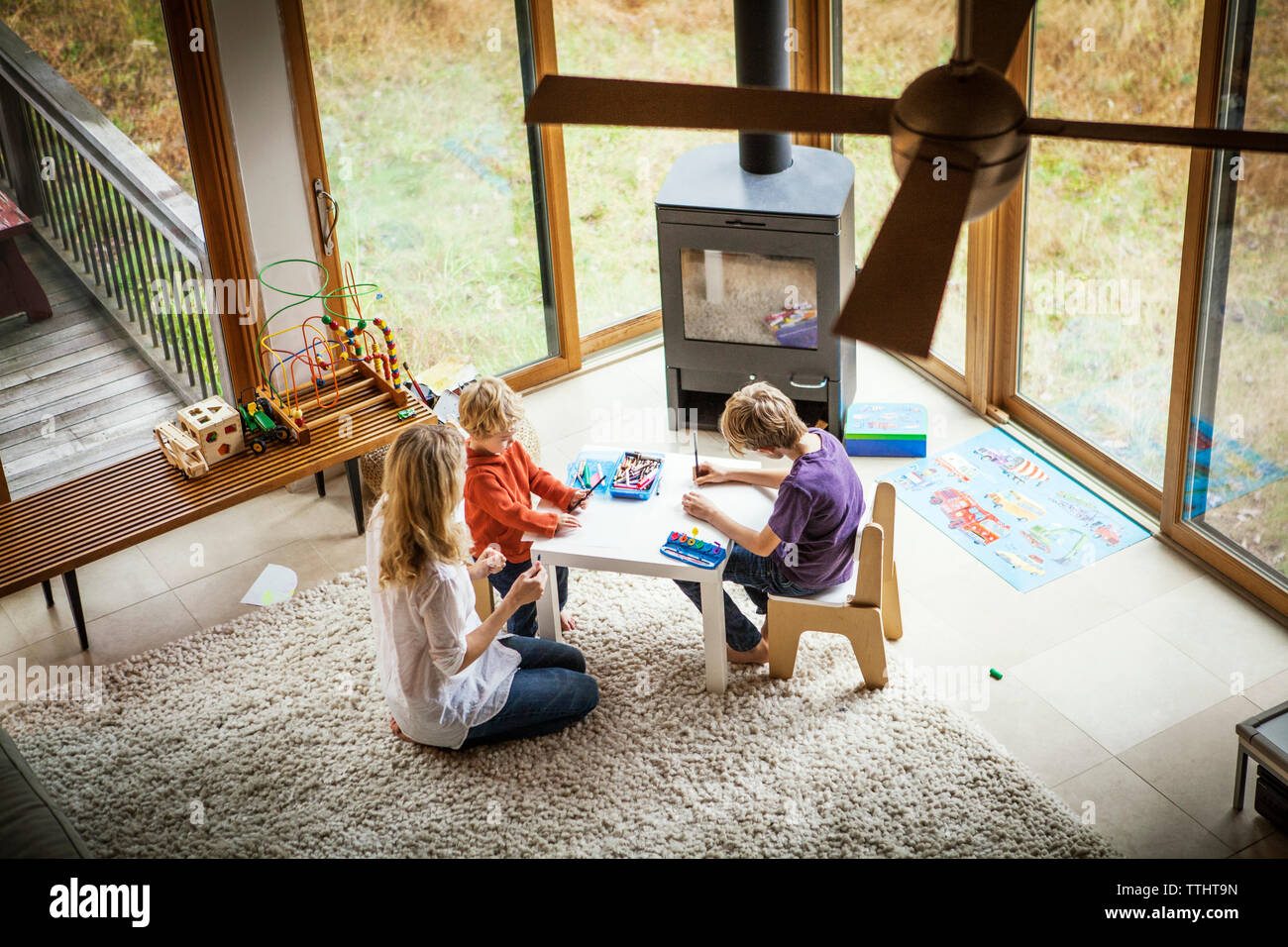 Portrait de mère fils aidant à faire à la maison de l'artisanat Banque D'Images