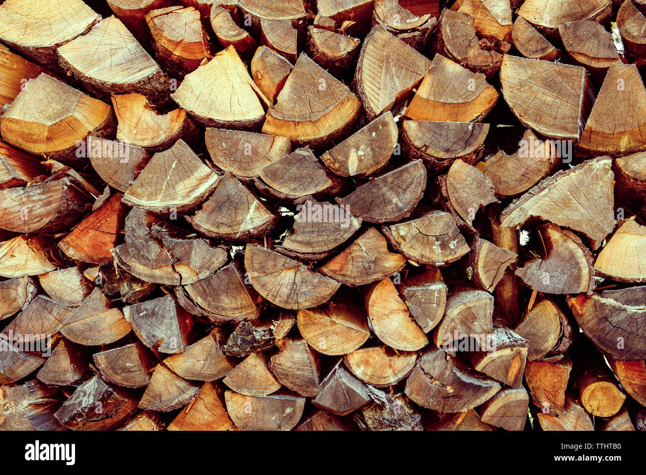Une pile de bois de chauffage à Cortina D'Ampezzo, Dolomites, Italie Photo  Stock - Alamy