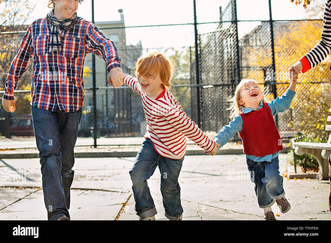 Des enfants heureux avec des parents en park Banque D'Images