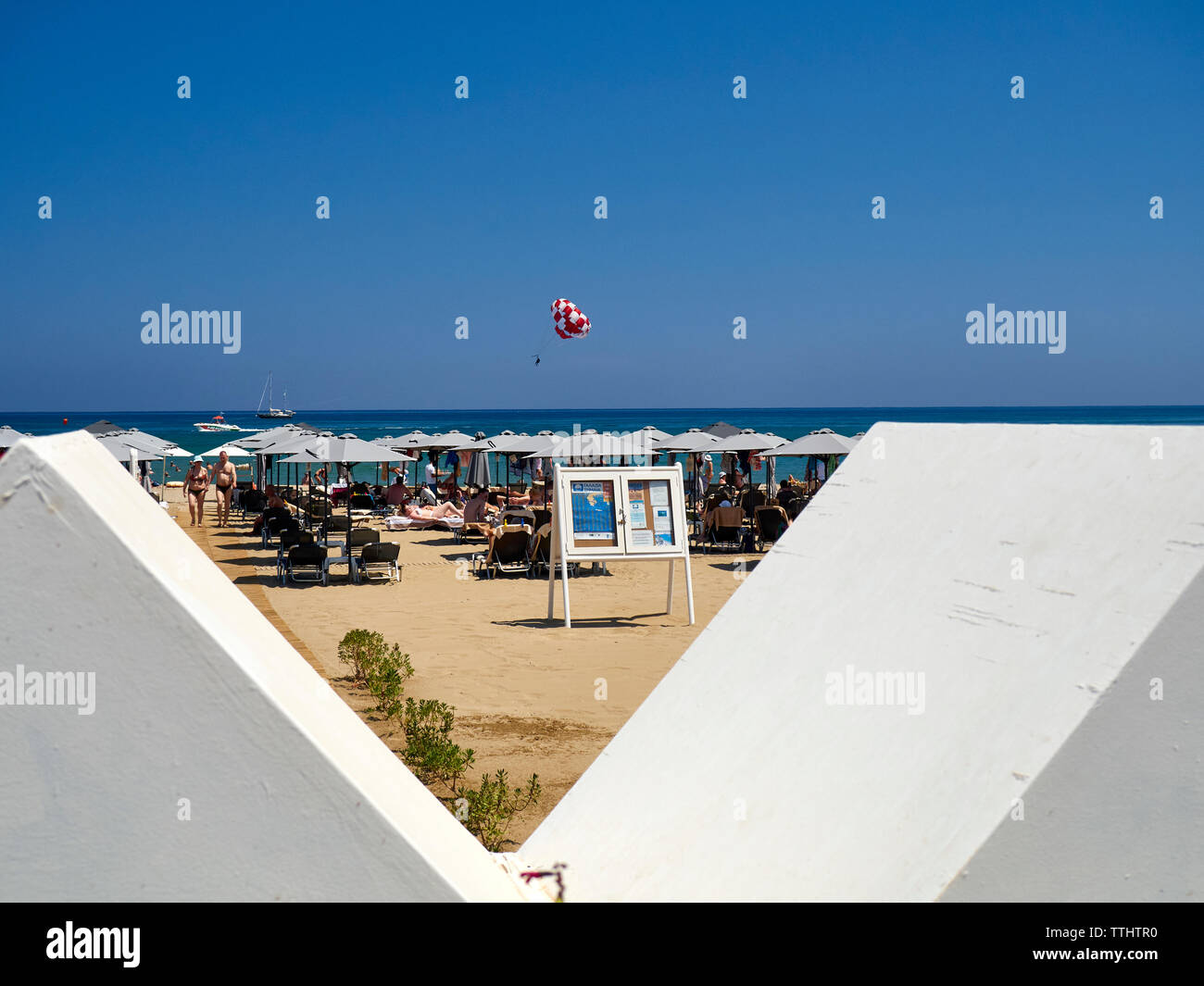 Le parachute ascensionnel sur la plage, Rethymno (Rethymnon, Crète/Rethimno), îles grecques, Grèce, Europe Banque D'Images