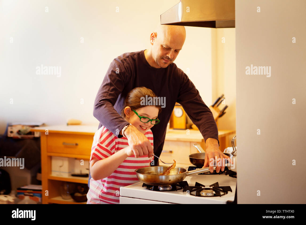 Père et fille à la cuisson des aliments dans la cuisine Banque D'Images