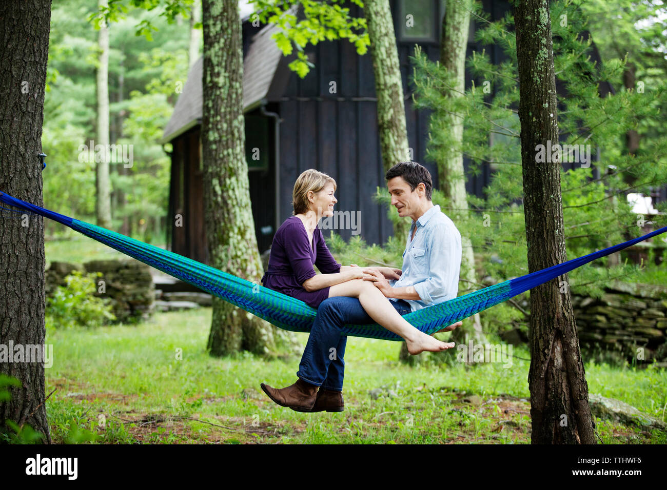 Couple sitting on hammock Banque D'Images