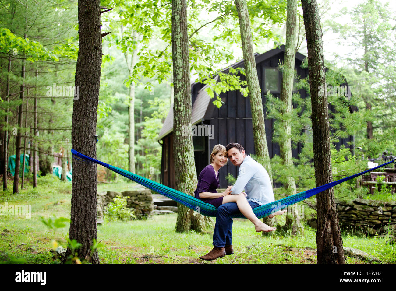 Portrait of couple sitting on hammock Banque D'Images