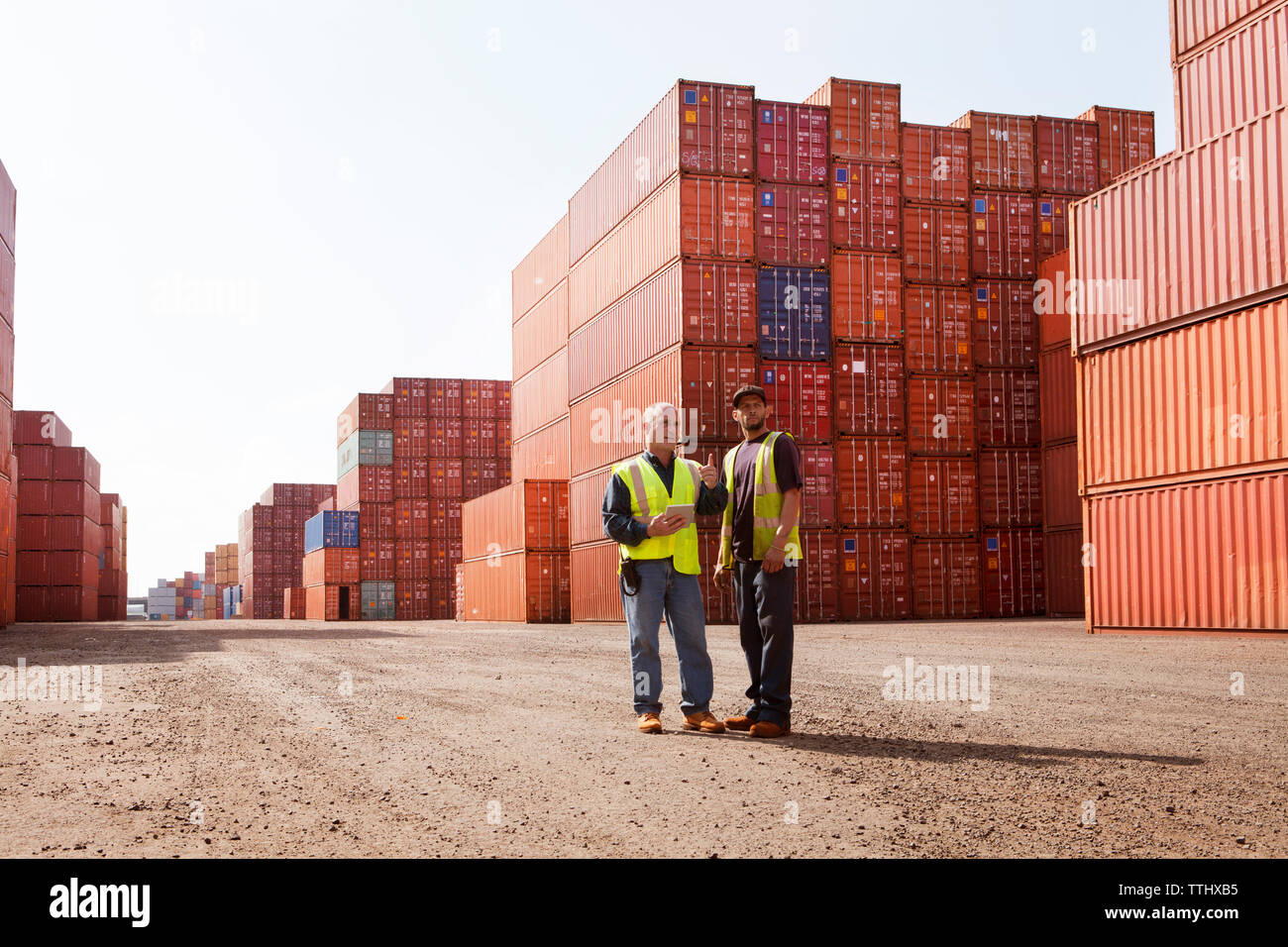 Les quais de discuter tout en se tenant sur la route par cargo containers at commercial dock Banque D'Images