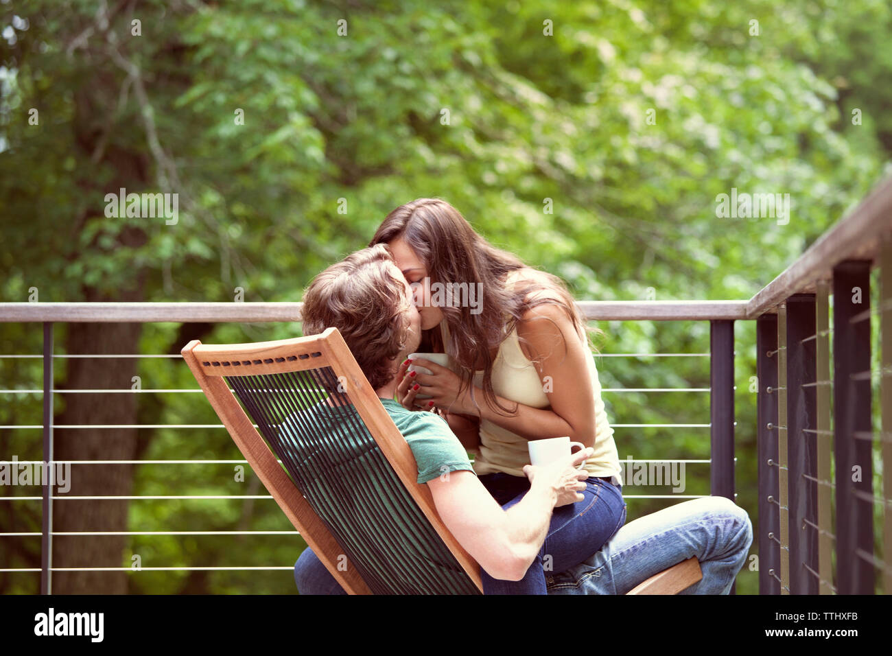 Romantic couple sitting on chair Banque de photographies et d'images à  haute résolution - Alamy