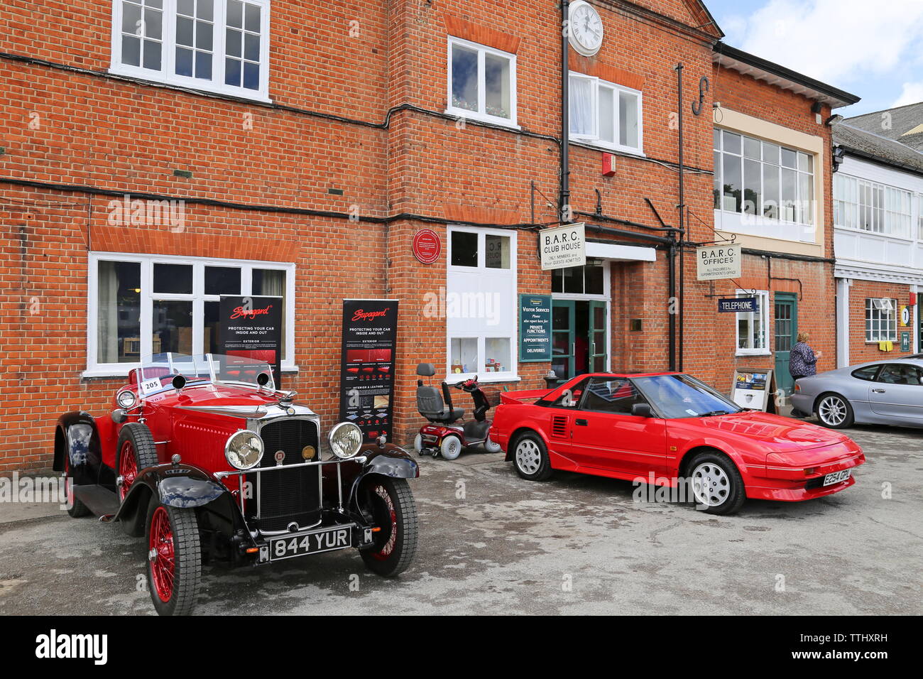 Hurlingham Vauxhall (1929) et Toyota MR2 Mk1 (1988), Double 12 2019, Brooklands Museum, Weybridge, Surrey, Angleterre, Grande-Bretagne, Royaume-Uni, Europe Banque D'Images