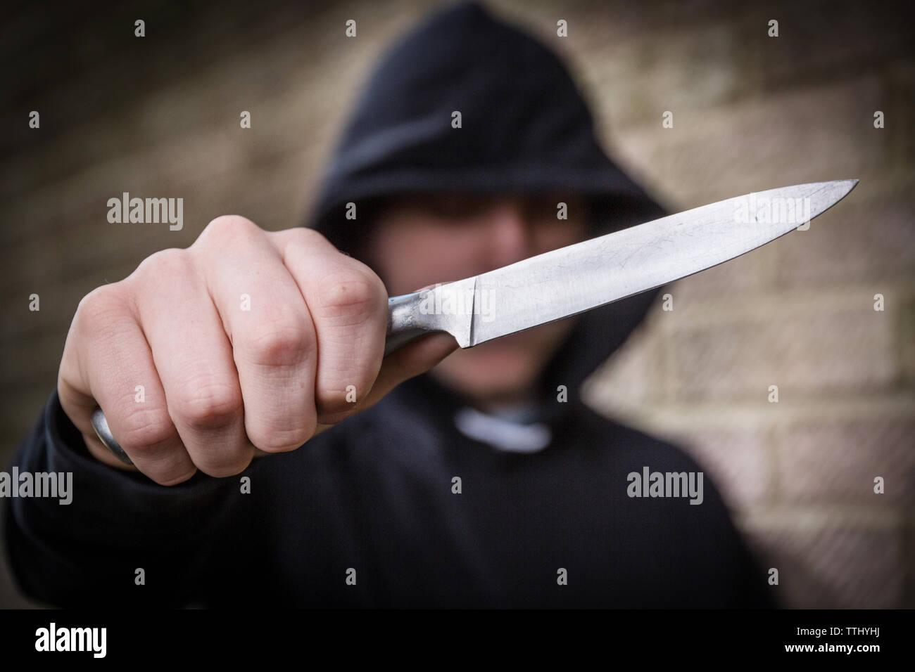 La criminalité couteau, adolescent dans une culotte, transportant un  couteau dans la rue au Royaume-Uni Photo Stock - Alamy