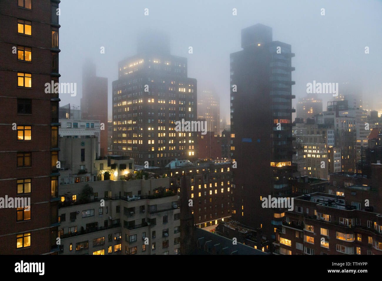 Carénages de brouillard à Midtown Manhattan, New York, USA nuit Banque D'Images