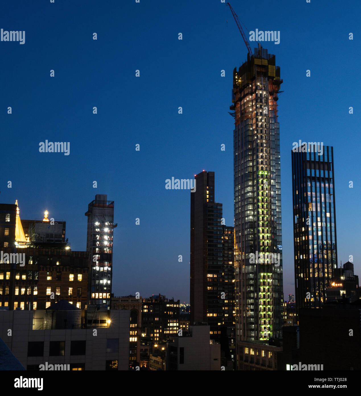 Construction de bâtiments de grande hauteur dans la nuit à New York City, USA Banque D'Images