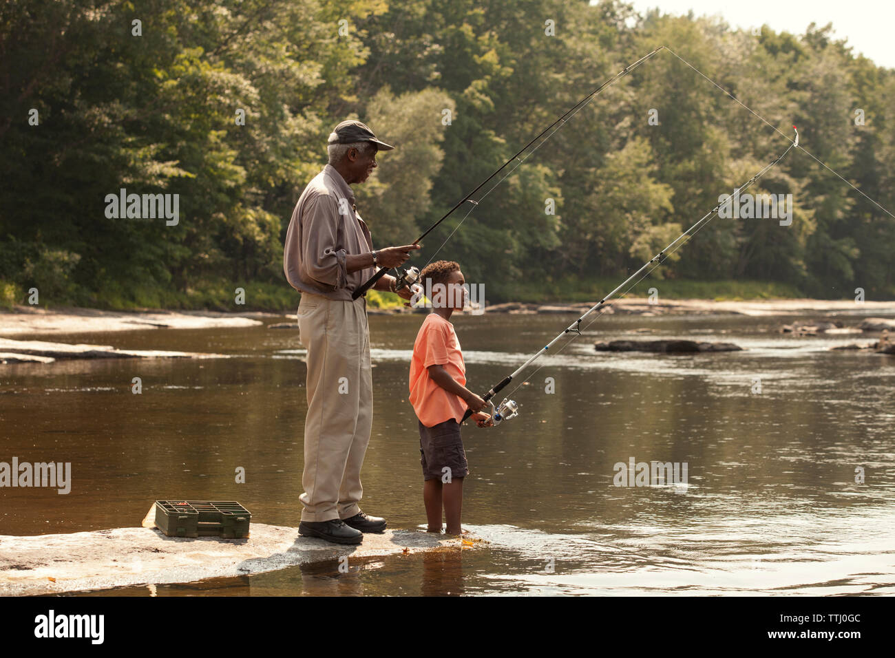 Grand-père et petit-fils la pêche dans le lac Banque D'Images