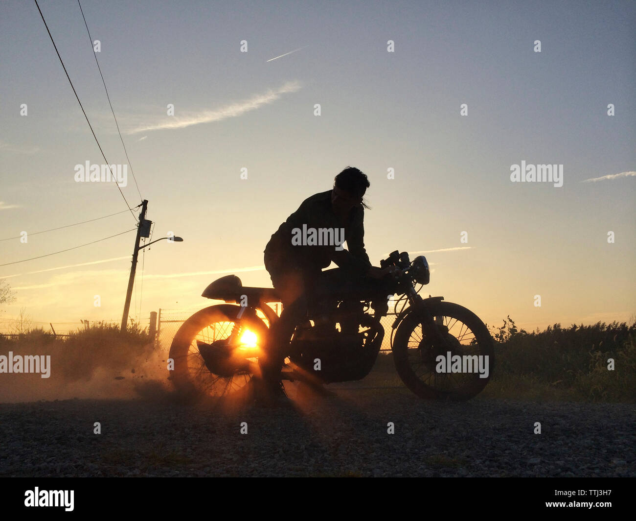 Silhouette of man riding against sky Banque D'Images