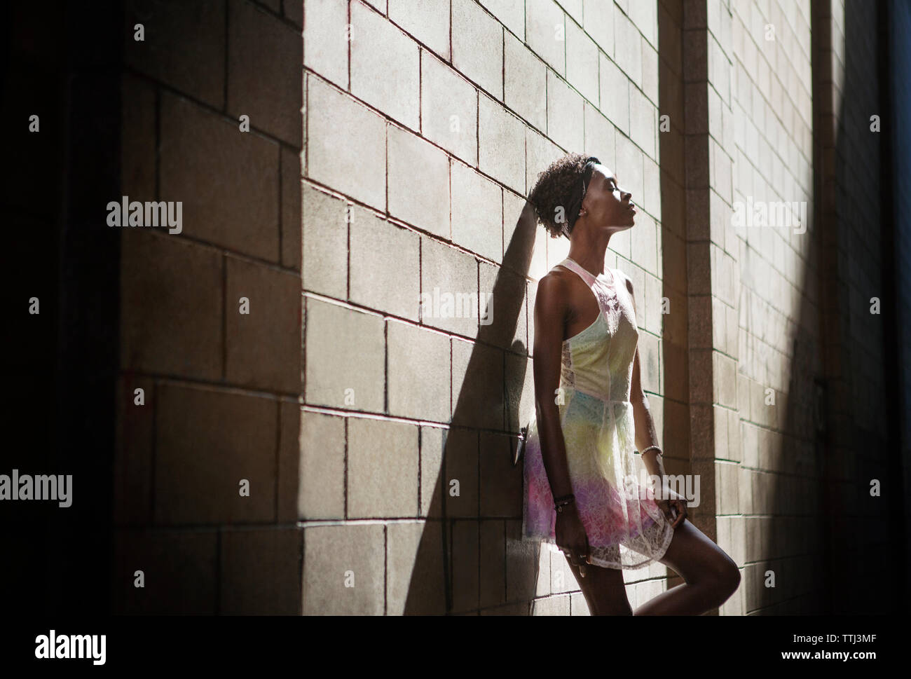 Businessman leaning on wall au cours de journée ensoleillée Banque D'Images