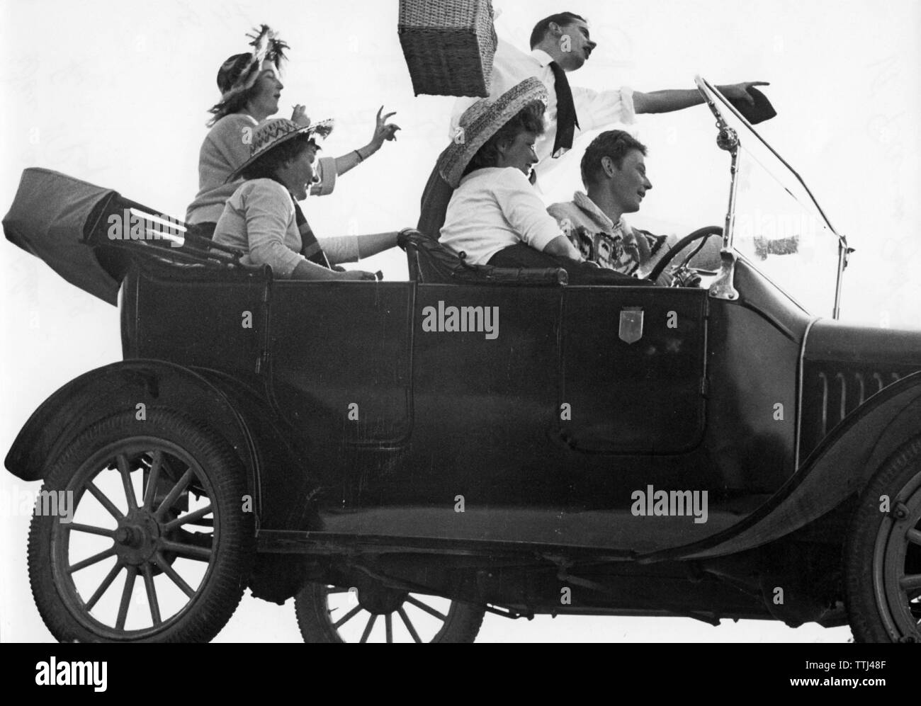 L'été avec leurs amis dans les années 50. Un groupe de jeunes a pris la voiture hors de la minuterie pour un lecteur d'avoir un pique-nique. Suède 1954 Banque D'Images