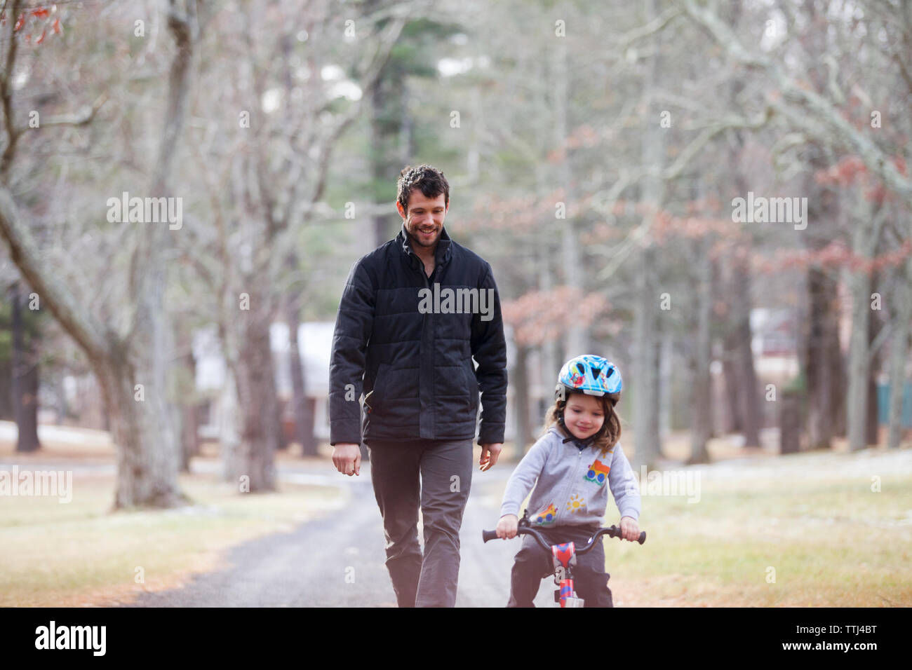 Heureux père à fils à vélo sur route Banque D'Images