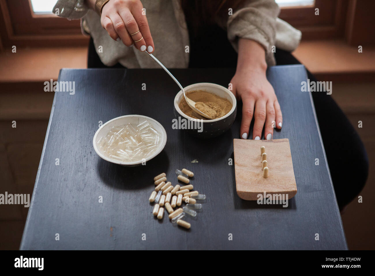 Portrait de femme à la maison des plantes médicinales Banque D'Images