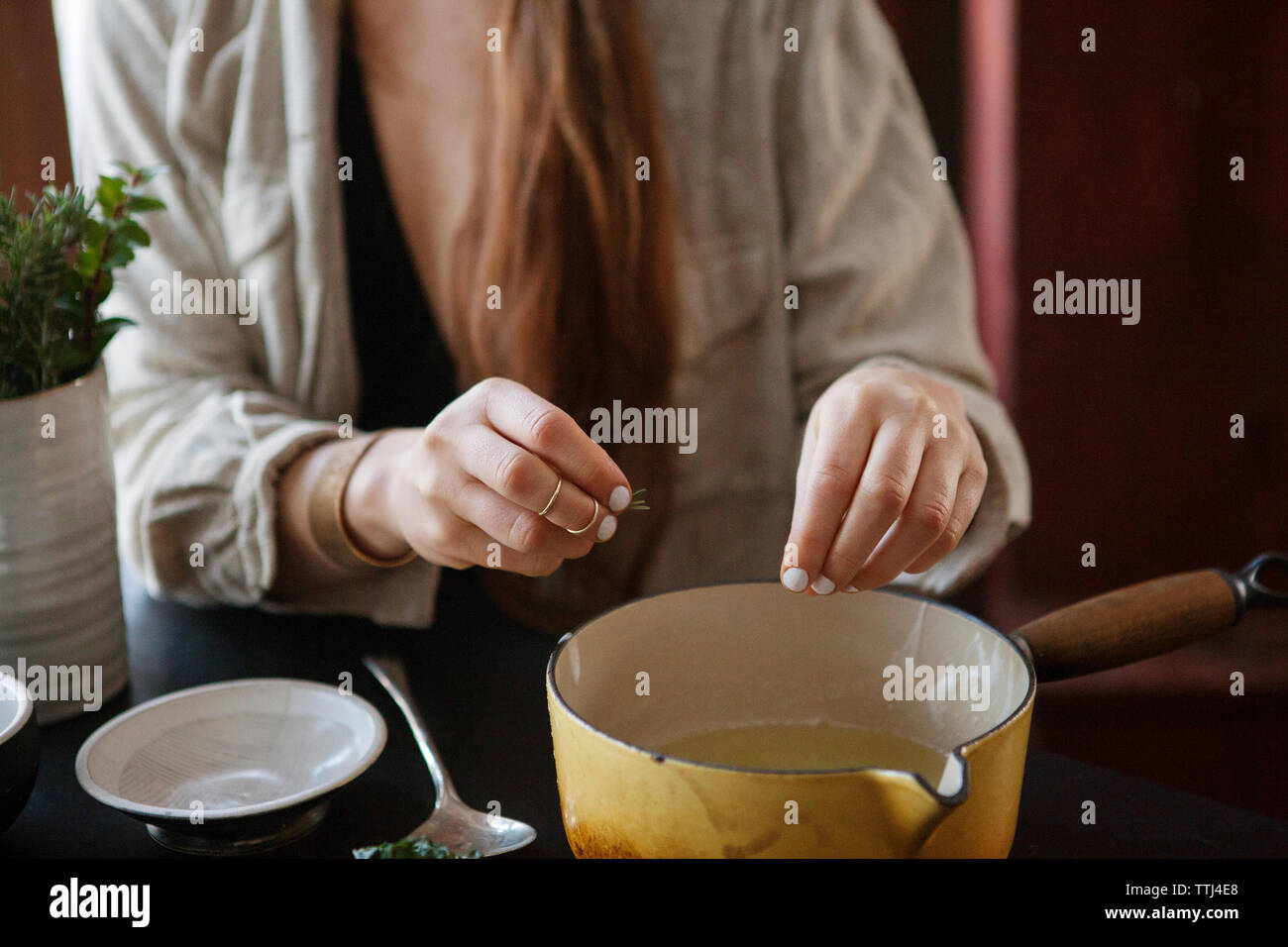 Portrait de jeune femme de rendre les médicaments dans le bol à la maison Banque D'Images