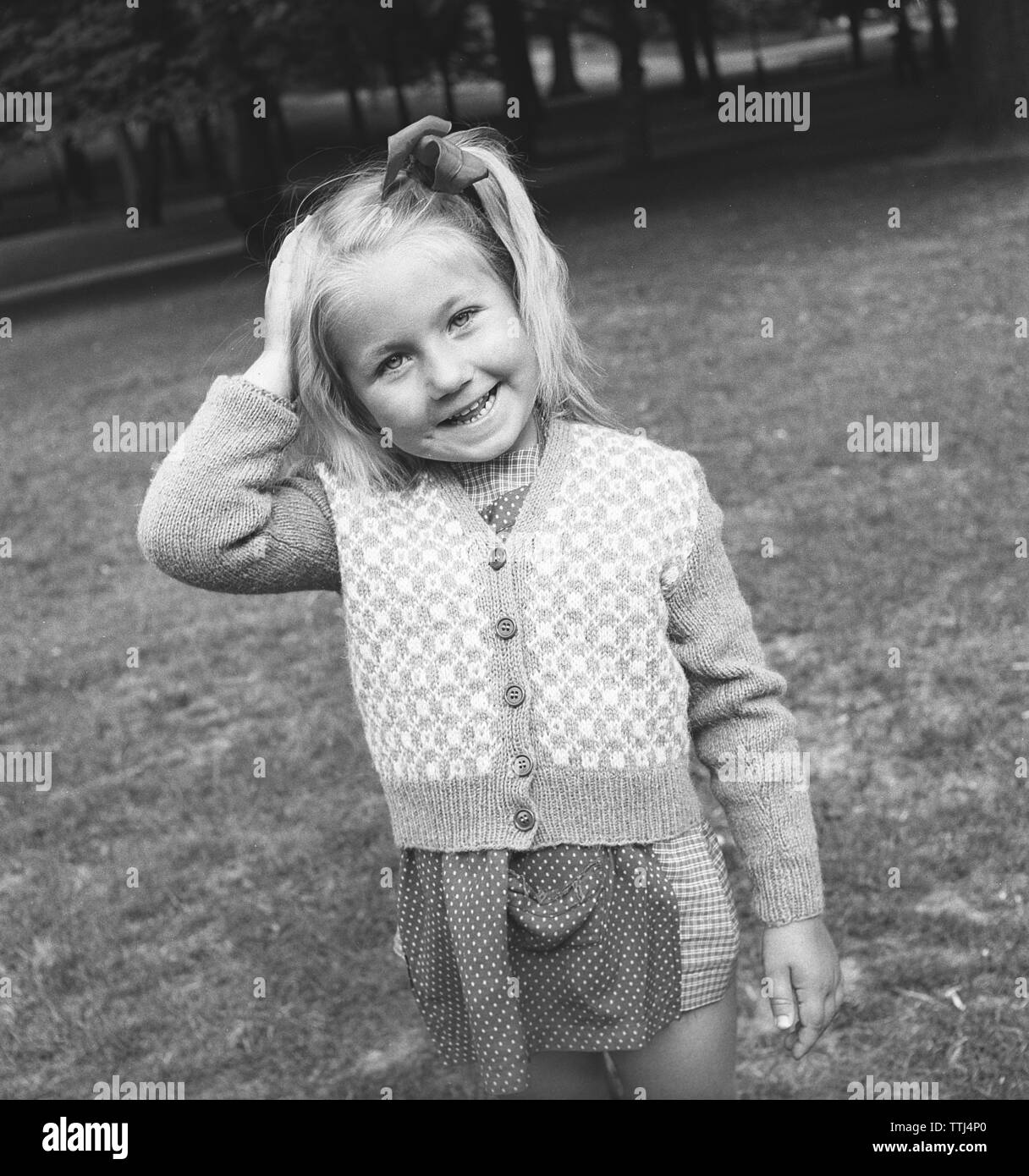 Jeune fille dans les années 40. Une charmante et souriante jeune fille est à la recherche à la photographe. . Suède 1947. Kristoffersson V15-4 Banque D'Images
