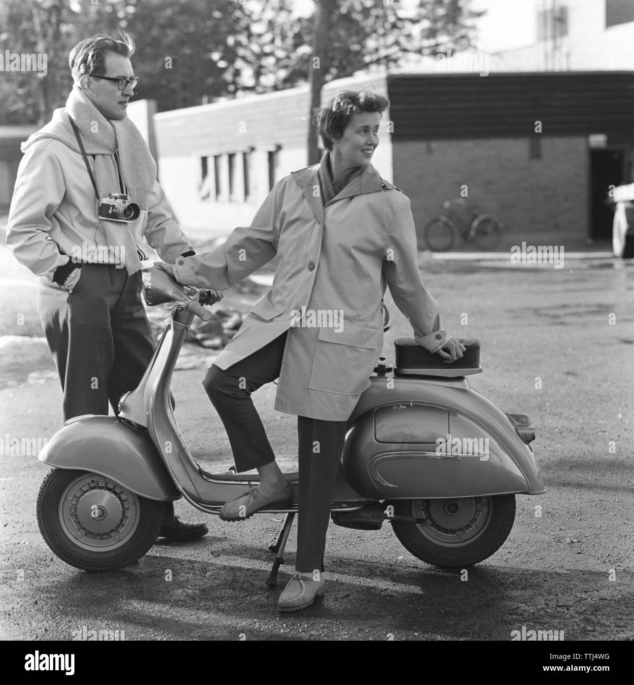 La mode dans les années 1950. Décrit comme la mode du moteur et convient d'utiliser lors de la conduite des cyclomoteurs et motos. Pantalons et vestes durables. Fevrier 1959 Suède Banque D'Images