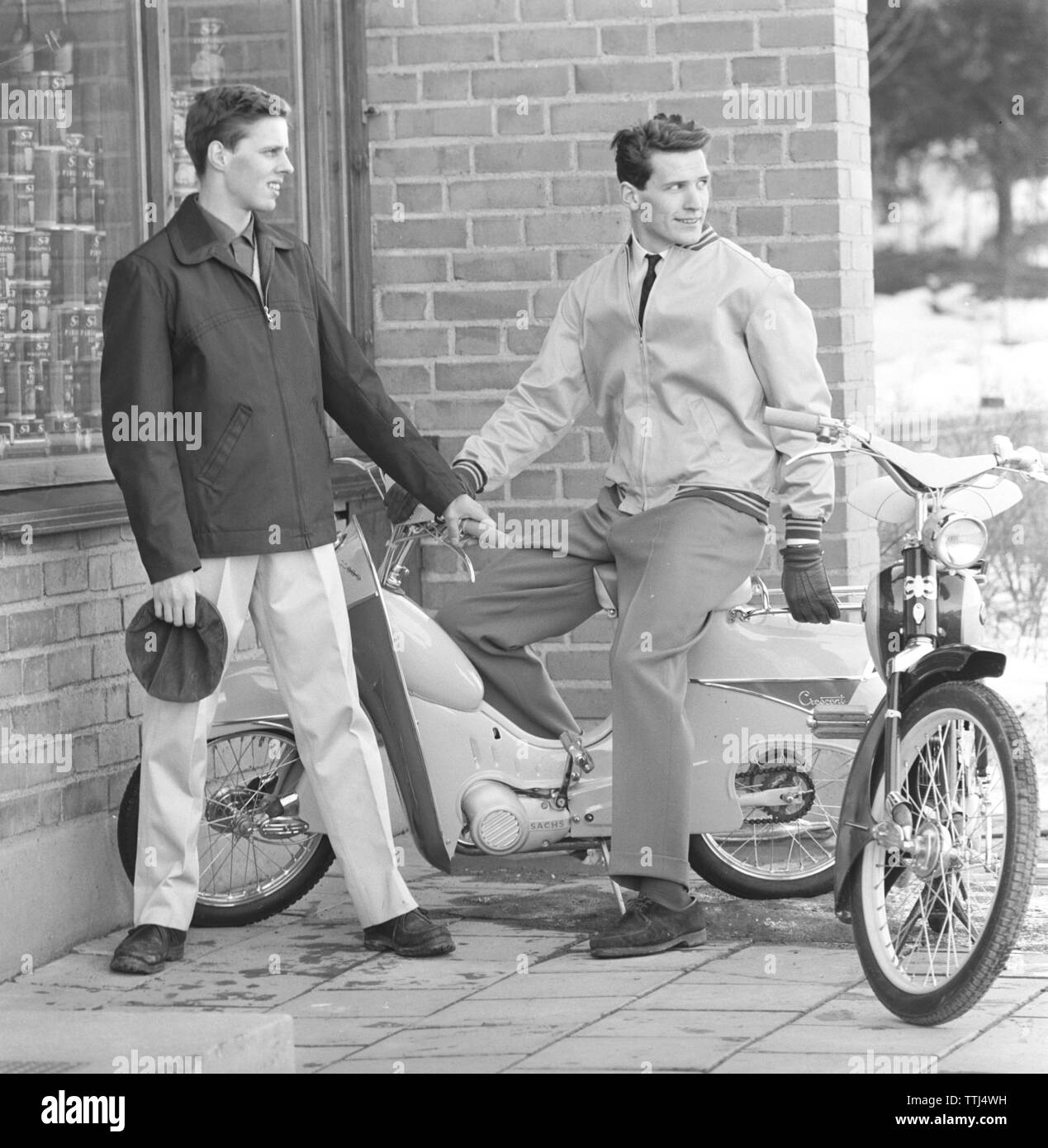 La mode des hommes dans les années 1950. Décrit comme la mode du moteur et convient d'utiliser lors de la conduite des cyclomoteurs et motos. Pantalons et vestes durables. Fevrier 1959 Suède Banque D'Images