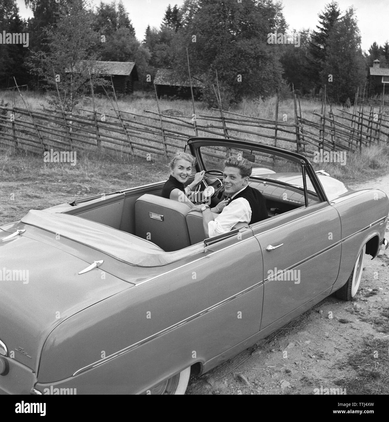 La conduite dans les années 1950. Un jeune couple dans leur Ford Zephyr convertible. C'est une journée d'été et un grand jour pour un lecteur avec leur nouvelle voiture. La Suède Juin 1955 Banque D'Images